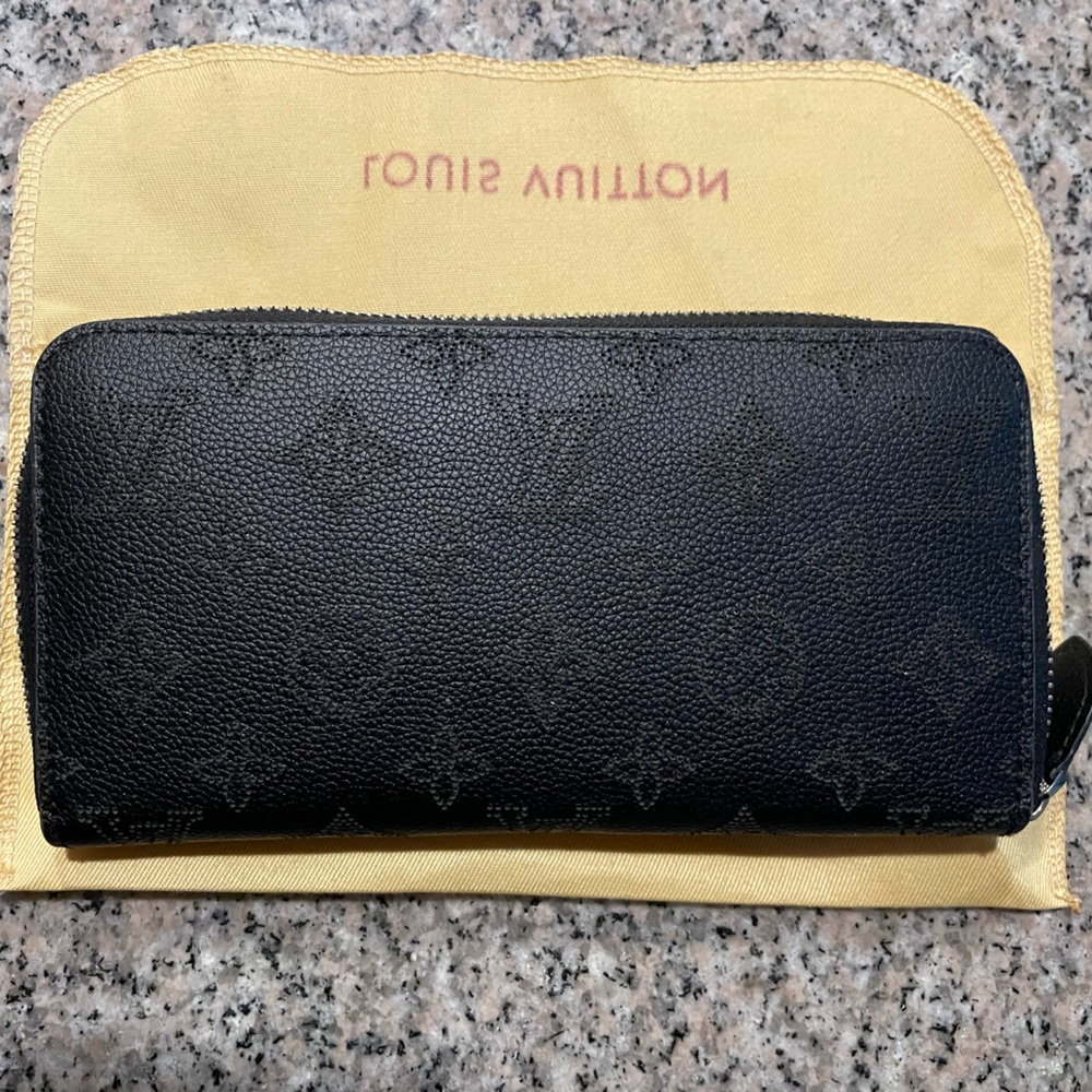 Black Louis Vuitton signature zippy wallet